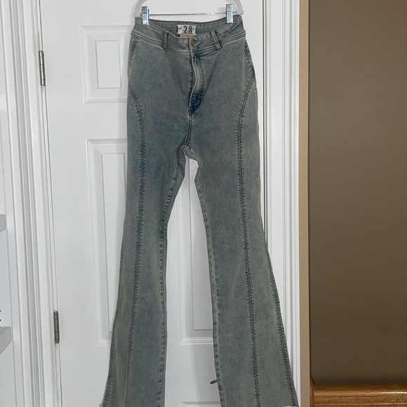 We The Free - Crvy Head Turner Slim Flare Jeans - Picture 7 of 8